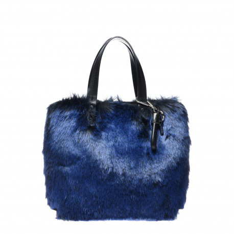 Modrá chlupatá kabelka